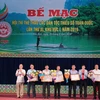 Trung ương Hội Nông dân Việt Nam tặng bằng khen cho 5 đơn vị có thành tích xuất sắc tại Hội thi. (Ảnh: Vũ Hoàng Giang/TTXVN)