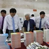 Lãnh đạo tỉnh Quảng Ninh xem trưng bày các ấn phẩm về Bác Hồ với Quảng Ninh. (Ảnh: Văn Đức/TTXVN)