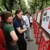 Người dân, du khách tham quan triển lãm về cuộc đời và sự nghiệp Hồ Chí Minh tại Khu Di tích Chủ tịch Hồ Chí Minh. (Ảnh: Lâm Khánh/TTXVN)
