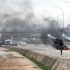 Cảnh sát dùng hơi cay giải tán người biểu tình tại Abuja. (Ảnh: AFP)