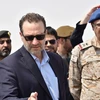 Trợ lý Ngoại trưởng Mỹ phụ trách các vấn đề Cận Đông David Schenker (giữa) trong chuyến thăm một căn cứ quân sự ở Saudi Arabia. (Ảnh: AFP/TTXVN)