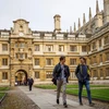 Sinh viên tại Trường đại học Cambridge, Anh. (Ảnh: AFP/TTXVN)