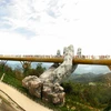Cầu Vàng ở Khu du lịch Bà Nà Hills (Đà Nẵng) là điểm tham quan thu hút đông đảo du khách. (Ảnh: TTXVN)