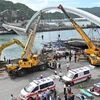 Lực lượng cứu hộ được huy động tới hiện trường vụ sập cầu ở Đài Loan. Ảnh: AFP/TTXVN