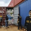 Nhân viên hải quan Indonesia kiểm tra container chứa rác thải ở Batam.(Ảnh: AFP/ TTXVN)