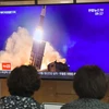 Người dân Hàn Quốc theo dõi vụ phóng thử tên lửa đạn đạo của Triều Tiên qua vô tuyến. (Ảnh: AFP/TTXVN)