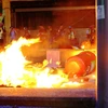 Người biểu tình đốt phá trên đường phố tại Hong Kong. (Ảnh: THX/ TTXVN)