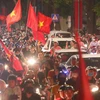 Hàng nghìn người ra đường ăn mừng tại tuyến phố Hàng Bài, Hà Nội sau trận đấu. (Ảnh: Thành Đạt/TTXVN)