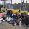 Người di cư tập trung tại cây cầu ở biên giới Mỹ-Mexico. (Ảnh: AP)