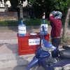 Người đi đường được uống nước miễn phí trong những ngày nắng nóng tại Hà Nội. (Ảnh: Tiến Hiệp/TTXVN)