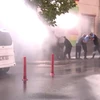 Cảnh sát dùng vòi rồng trấn áp người biểu tình tại Diyarbakir. (Ảnh: Middle East Online)