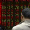 Các nhà đầu tư Trung Quốc theo dõi sàn chứng khoán. (Ảnh: AP)