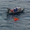 Lực lượng bảo vệ bờ biển Nhật Bản cứu nạn các thuyền viên Triều Tiên. (Ảnh: EPA)