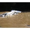 Chiếc máy bay gặp nạn rơi xuống sông. (Ảnh: Twitter)