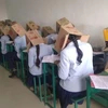 Các sinh viên phải đội thùng carton lên đầu khi làm bài thi.