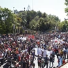 Người dân tham gia đình công tại thủ đô Santiago của Chile. (Ảnh: AFP/TTXVN)