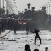 Người biểu tình đụng độ lực lượng an ninh tại Umm Qasr. (Ảnh: Reuters)