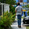 Người sử dụng e-scooter trên lối đi bộ có thể bị phạt tù. (Ảnh: Straits Times)