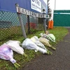 Hoa tưởng niệm các nạn nhân xấu số tại lối vào khu công nghiệp Waterglade ở hạt Essex. (Ảnh: PA/TTXVN)