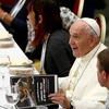 Giáo hoàng dùng bữa với người nghèo. (Ảnh: Reuters)