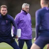 Jose Mourinho tập luyện cùng các cầu thủ Tottenham. (Ảnh: Getty)