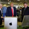 Tổng thống Donald Trump thăm nhà máy của Apple tại Texas. (Ảnh: AP)