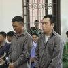 Tài xế Lê Ngọc Hoàng (bìa phải) tại phiên tòa.