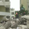 Nhân viên cứu hộ chuyển nạn nhân bị thương trận động đất ở Albania. (Ảnh: AFP/TTXVN)