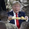 Tổng thống Trump dùng bữa tối với các binh sỹ tại căn cứ Bagram. (Ảnh: AP)