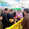 Du khách tham quan gian hàng bán sản phẩm trà hoa vàng của Việt Nam. (Ảnh: Đức Hiếu/TTXVN) 