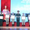 Thượng tướng Trần Quang Phương trao tặng bằng khen cho các cá nhân, tập thể có thành tích xuất sắc trong tham gia nhiệm vụ gìn giữ hòa bình Liên hợp quốc. (Ảnh: Xuân Khu/TTXVN)