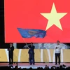 Bộ trưởng Nguyễn Ngọc Thiện tiếp nhận cờ đăng cai SEA Games 31. (Ảnh: Vietnam+)