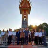 Đoàn dâng hương tại Đài hữu nghị Campuchia-Việt Nam ở tỉnh Preah Sihanouk. (Ảnh: CTV/Vietnam+)