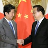 Thủ tướng Nhật Bản Shinzo Abe và người đồng cấp Trung Quốc Lý Khắc Cường. (Ảnh: Kyodo)