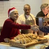 Thị trưởng London Sadiq Khan phục vụ bữa ăn cho người vô gia cư. (Ảnh: BBC)