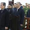Bị cáo Nguyễn Bắc Son (trái) nghe tòa tuyên án. (Ảnh: Văn Điệp/TTXVN)