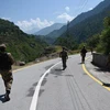 Binh sỹ Pakistan tuần tra gần khu vực Kashmir. (Ảnh: AFP/TTXVN)