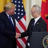 Tổng thống Trump và Phó Thủ tướng Trung Quốc Lưu Hạc. (Ảnh: Reuters)