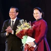 Bí thư tỉnh ủy Bến Tre Phan Văn Mãi tặng hoa Chủ tịch Quốc hội Nguyễn Thị Kim Ngân. (Ảnh: Trọng Đức/TTXVN)