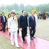 Đoàn đại biểu vào Lăng viếng Chủ tịch Hồ Chí Minh.