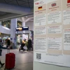 Cảnh báo về virus corona tại sân bay Tegel ở Berlin. (Ảnh: DPA)