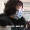 Bà Đường Chí Hồng không trả lời được câu hỏi của phóng viên. (Ảnh: CCTV)