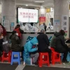 Người dân xếp hàng tại bệnh viện ở Vũ Hán.