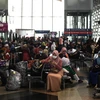 Người dân đeo khẩu trang phòng tránh lây nhiễm virus corona chủng mới tại sân bay quốc tế Kuala Lumpur. (Ảnh: AFP/ TTXVN)