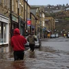 Bão Ciara tràn qua Anh gây ngập lụt. (Ảnh: AFP/TTXVN)