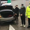 Trung Quốc: Cảnh sát bắt người trốn trong cốp xe để né chốt kiểm dịch
