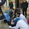 Trung Quốc: Quan chức y tế ngất xỉu khi đang phòng chống dịch