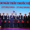 Thủ tướng Nguyễn Xuân Phúc với Ban lãnh đạo Trường Đại học Y Hà Nội. (Ảnh: Thống Nhất/TTXVN)
