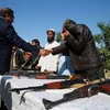 Afghanistan: Các tay súng Taliban đầu tiên giao nộp vũ khí