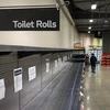 Các quầy giấy vệ sinh tại nhiều siêu thị ở Australia đều trống trơn do người dân lo ngại COVID-19. (Ảnh: AFP/Getty)